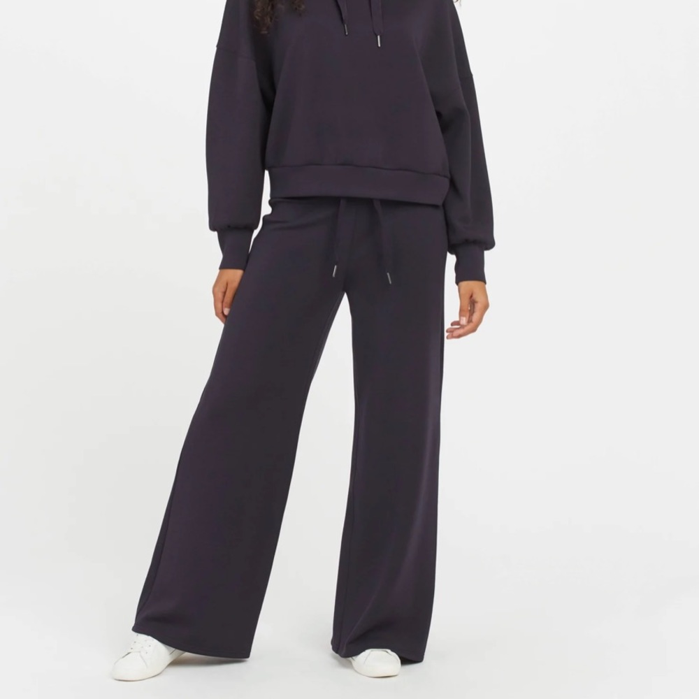 SPANX AirEssentials Wide Leg Pant - S Petite (28.5” inseam) - Classic Navy